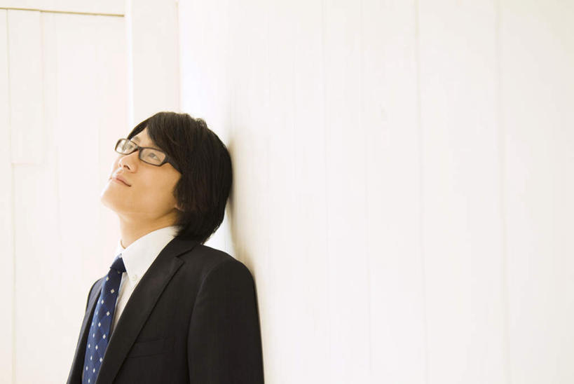 一个人,商务人士,商务男性,站,横图,室内,白天,白色背景,正面,衬衫,仅一个男性,仅一个人,套装,眼镜,领带,注视,仅一个年轻男性,观察,看,站着,摄影,影棚,观看,察看,关注,商务装,近视眼镜,工薪阶层,年轻男性,年轻人,白领,上班族,抬头,仰头,站立,半身,彩图,影棚拍摄,衬衣,拍摄