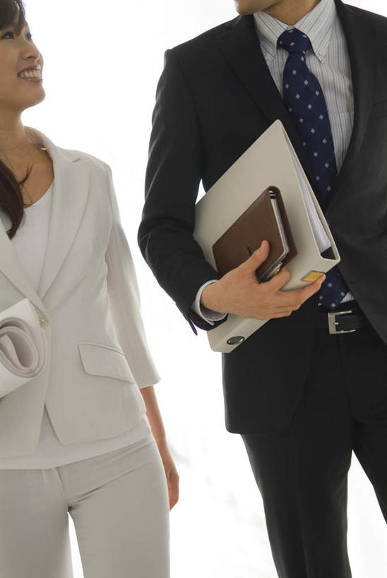 两个人,同事,商务人士,商务男性,商务女性,办公室,站,抱,竖图,室内,白天,正面,衬衫,成功,合作,团队,集体,信心,套装,材料,档案,文件,领带,注视,队伍,资料,观察,看,站着,抱着,观看,察看,领导,搂着,成就,关注,文档,商务装,合伙,领袖,工薪阶层,男人,男性,年轻男性,年轻女性,女人,女性,年轻人,白领,上班族,搂,搂抱,站立,半身,彩图,衬衣