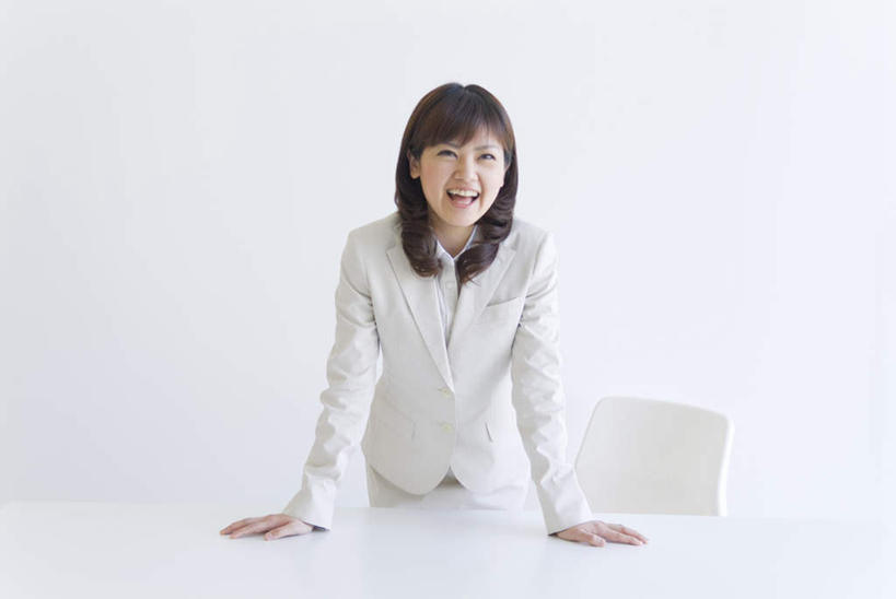 东方人,一个人,商务人士,商务女性,办公室,站,笑,微笑,露齿笑,横图,室内,白天,正面,衬衫,桌子,椅子,亚洲,仅一个年轻女性,仅一个女性,仅一个人,套装,办公桌,注视,黄种人,会议椅,观察,看,站着,观看,办公椅,察看,关注,商务装,工薪阶层,商务椅,培训椅,年轻女性,亚洲人,年轻人,白领,上班族,站立,半身,彩图,衬衣