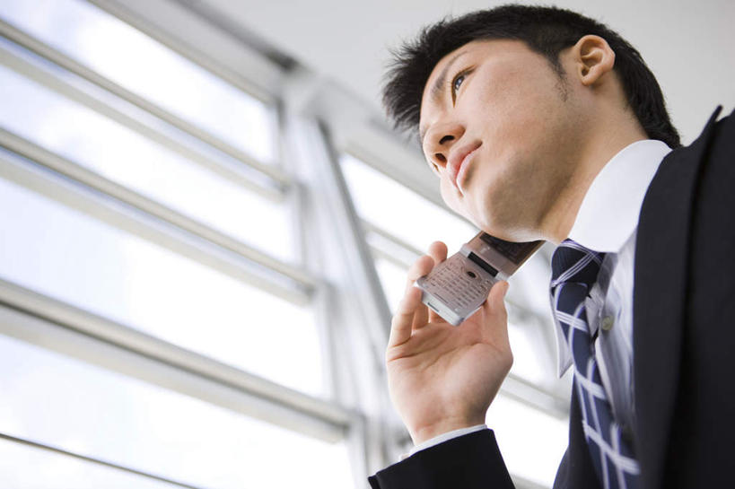 脸,头,脸颊,手,一个人,商务人士,商务男性,办公室,站,打电话,横图,室内,特写,白天,仰视,衬衫,窗户,电话,手机,仅一个男性,仅一个人,套装,领带,拿,拿着,注视,通讯设备,肩膀,玻璃窗,仅一个年轻男性,观察,看,站着,手部,观看,单手,察看,关注,商务装,工薪阶层,交流,年轻男性,年轻人,头部,脸部,脸蛋,面部,白领,上班族,沟通,通话,站立,半身,彩图,低角度拍摄,衬衣