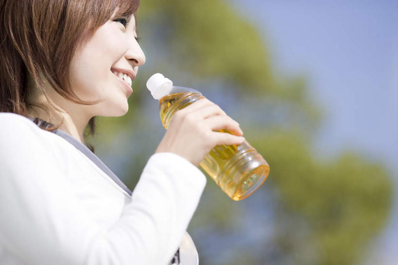 东方人,脸,头,脸颊,手,一个人,站,笑,微笑,露齿笑,横图,室外,特写,白天,仰视,植物,亚洲,仅一个年轻女性,仅一个女性,仅一个人,阴影,服装,朦胧,模糊,光线,影子,拿,拿着,注视,休闲装,黄种人,肩膀,玻璃制品,树,树木,饮料,衣服,绿色,阳光,自然,玻璃瓶,瓶子,观察,看,站着,休闲,手部,休闲服,服饰,生长,成长,观看,单手,察看,关注,年轻女性,女人,女性,亚洲人,头部,脸部,脸蛋,面部,站立,半身,彩图,低角度拍摄