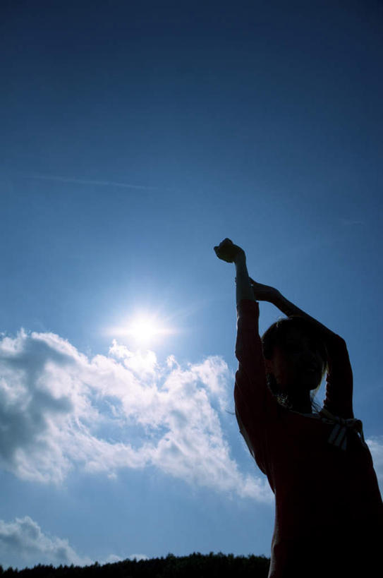 东方人,一个人,站,举,竖图,室外,白天,仰视,太阳,亚洲,仅一个年轻女性,仅一个女性,仅一个人,阴影,服装,光线,影子,云,云朵,背光,云彩,注视,休闲装,黄种人,衣服,蓝色,白云,蓝天,天空,阳光,天,观察,看,托,站着,休闲,休闲服,服饰,观看,察看,关注,逆光,年轻女性,女人,女性,亚洲人,举起,举手,举着,向上举,向上伸,向上托,站立,半身,彩图,低角度拍摄