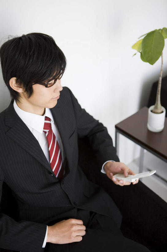 一个人,商务人士,商务男性,坐,打电话,竖图,俯视,室内,白天,白色背景,衬衫,植物,桌子,电话,手机,仅一个男性,仅一个人,套装,盆栽,眼镜,办公桌,领带,盆景,拿,拿着,注视,通讯设备,仅一个年轻男性,绿色,自然,观察,看,摄影,影棚,生长,成长,观看,察看,关注,商务装,近视眼镜,工薪阶层,交流,年轻男性,年轻人,白领,上班族,沟通,通话,坐着,半身,彩图,高角度拍摄,影棚拍摄,衬衣,拍摄