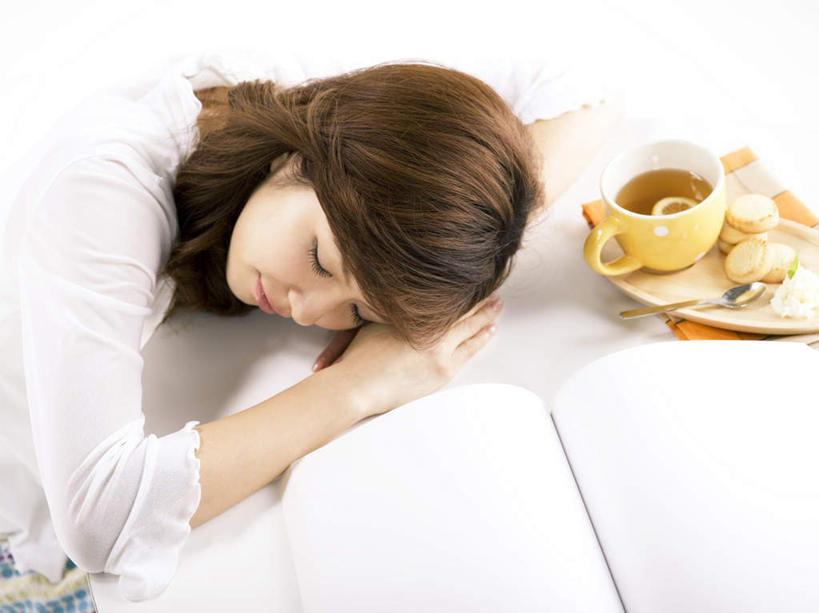 东方人,一个人,坐,闭眼,睡,横图,俯视,室内,白天,幸福,餐桌,茶,桌子,杯子,餐具,书籍,亚洲,仅一个年轻女性,仅一个女性,仅一个人,服装,瓷器,碟子,盘,茶叶,咖啡杯,陶瓷制品,休闲装,黄种人,娱乐,衣服,白色,盘子,碟,享受,休闲,温馨,休闲服,放松,乐趣,服饰,餐台,提神,舒适,瓷杯,醒脑,年轻女性,女人,女性,亚洲人,书,图书,闭眼睛,闭着眼,闭着眼睛,困,困觉,寝息,睡觉,坐着,半身,彩图,高角度拍摄