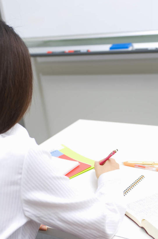 东方人,一个人,商务人士,商务女性,办公室,坐,竖图,室内,白天,衬衫,亚洲,仅一个年轻女性,仅一个女性,仅一个人,套装,笔,办公用品,记事本,圆珠笔,拿,拿着,黄种人,文具,背面,白板,本子,笔记本,学习用品,文具用品,商务装,记录板,工薪阶层,记事板,年轻女性,亚洲人,年轻人,白领,上班族,坐着,半身,彩图,衬衣