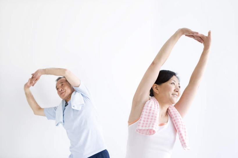 东方人,两个人,夫妻,站,举,横图,室内,白天,正面,运动服,爱情,锻炼,运动,亚洲,弯腰,条纹,服装,纺织物,浪漫,注视,休闲装,黄种人,衣服,红色,蓝色,毛巾,观察,看,清洁,托,站着,休闲,休闲服,恩爱,恋人,服饰,观看,保暖,察看,关注,透气,防水,弯身,储水,耐磨,吸水,体育,男人,男性,女人,女性,中年男性,中年女性,亚洲人,夫妇,情侣,举起,举手,举着,向上举,向上伸,向上托,站立,半身,彩图,健身,伴侣