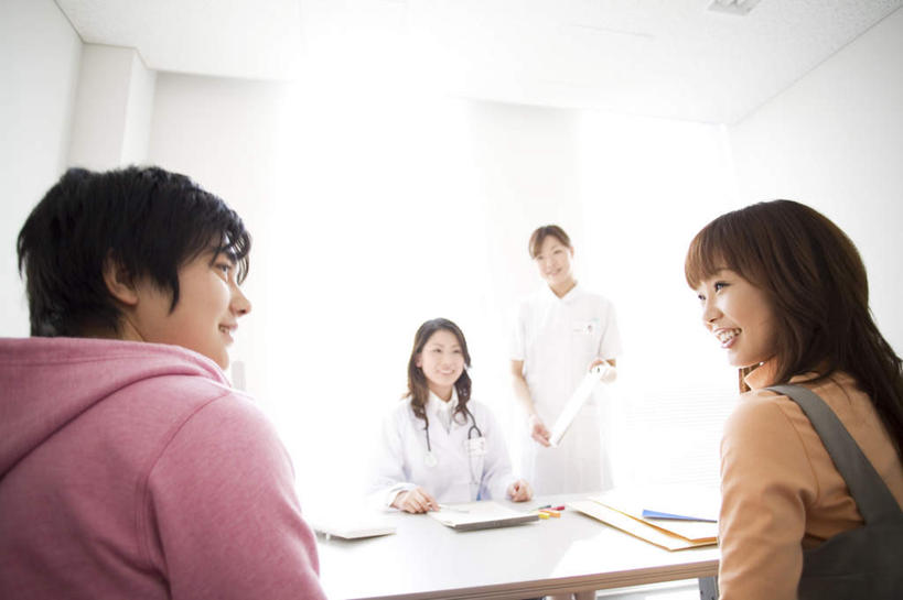 东方人,背部,四个人,医生,病人,护士,站,坐,笑,说,微笑,露齿笑,横图,室内,白天,正面,讨论,天花板,桌子,亚洲,阴影,服装,光线,材料,档案,文件,影子,办公桌,屋顶,顶棚,注视,休闲装,黄种人,衣服,阳光,资料,观察,看,站着,医护人员,医疗人员,休闲,休闲服,服饰,观看,察看,白衣天使,白大褂,关注,文档,交流,男人,男性,年轻男性,年轻女性,女人,女性,亚洲人,大夫,患者,就医者,沟通,讲话,交谈,商讨,说话,谈话,站立,坐着,半身,彩图