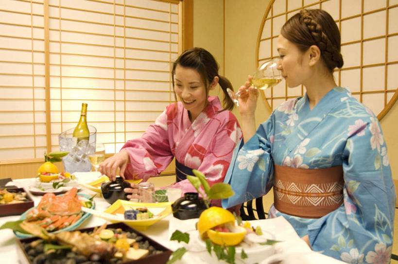 海鲜,蟹,东方人,两个人,伙伴,朋友,餐厅,坐,横图,室内,白天,正面,民族服装,友谊,餐桌,门,桌子,杯子,餐具,亚洲,喝,拉门,和服,螃蟹,拿,拿着,注视,黄种人,移门,水产,海洋生物,玻璃制品,酒瓶,玻璃瓶,瓶子,水杯,观察,看,服饰,餐台,观看,察看,关注,水生动物,海产品,水生物,海底动物,吴服,唐草,唐花,唐锦,障子,纸门,友情,年轻女性,女人,女性,亚洲人,玻璃杯,进餐用具,烹调用具,坐着,半身,彩图,传统服装,民俗服,餐馆,饭店,饭馆