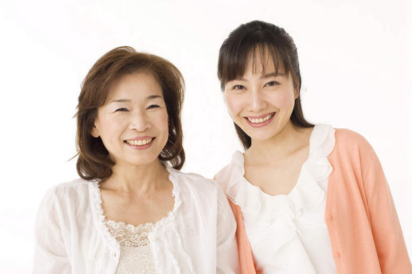 东方人,两个人,家庭,母亲,女儿,站,笑,微笑,露齿笑,横图,室内,白天,白色背景,正面,亚洲,服装,墙,注视,休闲装,黄种人,墙壁,墙面,衣服,白色,黑色,观察,看,站着,休闲,温暖,温馨,母女,一家人,休闲服,橙色,母爱,摄影,服饰,影棚,观看,和睦,察看,关注,年轻女性,女人,女性,中年女性,亚洲人,长发,站立,半身,彩图,影棚拍摄,拍摄,融洽