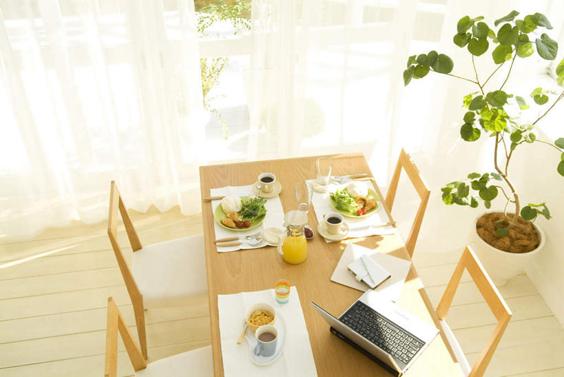 咖啡,无人,横图,俯视,室内,特写,白天,幸福,电脑,笔记本电脑,植物,餐桌,桌子,芹菜,蔬菜,蒜,杯子,餐具,新鲜,网络,瓷器,碟子,盘,盆栽,勺子,食品,记事本,咖啡杯,盆景,陶瓷制品,娱乐,通讯设备,玻璃制品,食物,饮料,绿色,自然,本子,笔记本,盘子,水杯,调羹,碟,汤匙,享受,休闲,温馨,放松,乐趣,摄影,有机食品,绿色食品,影棚,生长,成长,餐台,提神,无线,舒适,瓷杯,醒脑,通信设备,无线网络,无线上网,便携式电脑,软饮料,手提电脑,玻璃杯,药芹,小蒜,水芹,旱芹,大蒜,彩图,高角度拍摄,影棚拍摄,拍摄