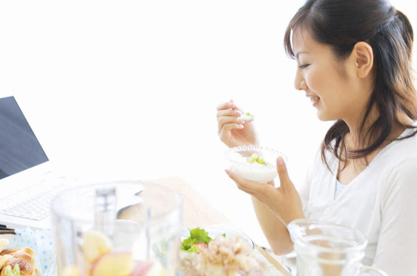 东方人,一个人,站,横图,室内,白天,侧面,早餐,亚洲,仅一个年轻女性,仅一个女性,仅一个人,服装,勺子,谷物,食品,拿,拿着,注视,休闲装,黄种人,美食,饮食,玻璃制品,衣服,白色,玻璃瓶,瓶子,调羹,汤匙,观察,看,站着,休闲,休闲服,保健,服饰,观看,麦片,察看,关注,年轻女性,女人,女性,亚洲人,站立,半身,彩图