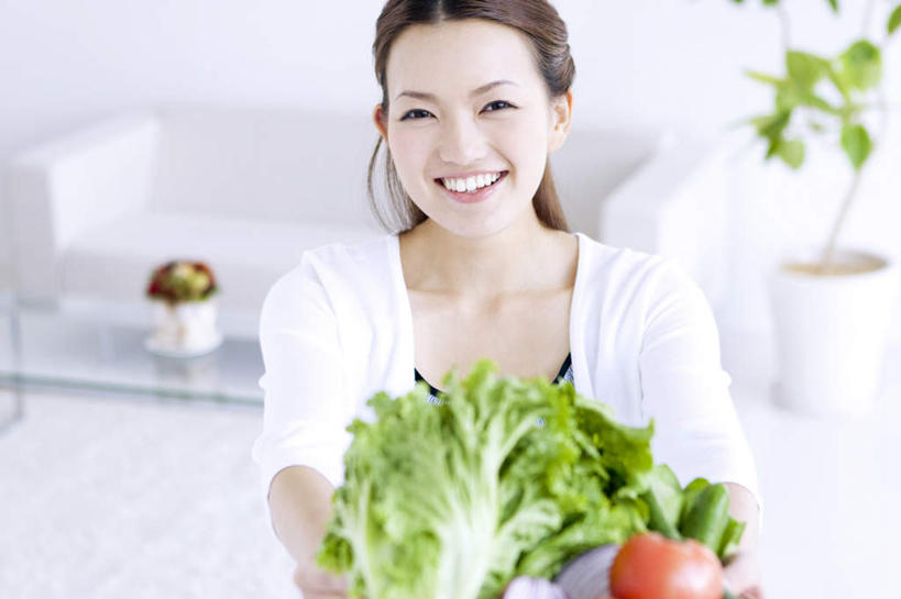 东方人,一个人,客厅,站,笑,微笑,露齿笑,横图,室内,白天,正面,沙发,芹菜,蔬菜,西红柿,亚洲,仅一个年轻女性,仅一个女性,仅一个人,服装,朦胧,模糊,新鲜,食品,注视,休闲装,黄种人,食物,衣服,白色,观察,看,站着,休闲,休闲服,服饰,有机食品,绿色食品,观看,察看,起居室,关注,年轻女性,女人,女性,亚洲人,药芹,水芹,旱芹,番茄,站立,半身,彩图,皮沙发