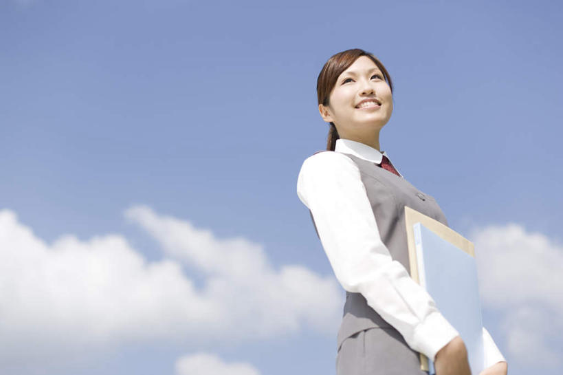 东方人,一个人,商务人士,商务女性,站,抱,横图,室外,白天,仰视,亚洲,仅一个年轻女性,仅一个女性,仅一个人,套装,材料,档案,文件,云,云朵,云彩,注视,黄种人,蓝色,白云,蓝天,天空,资料,天,观察,看,站着,晴朗,抱着,观看,察看,搂着,关注,文档,商务装,工薪阶层,年轻女性,女人,女性,亚洲人,白领,上班族,晴空,搂,搂抱,站立,半身,彩图,低角度拍摄