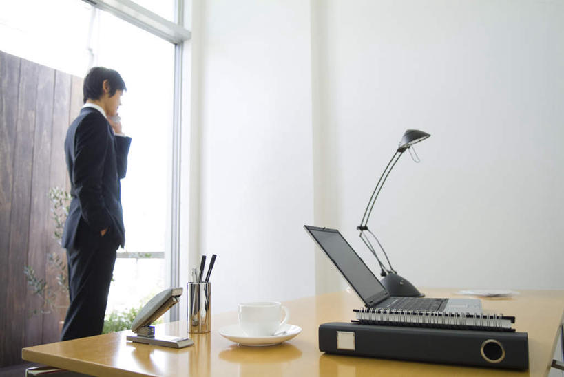 一个人,商务人士,商务男性,办公室,站,打电话,横图,室内,白天,衬衫,电脑,笔记本电脑,台灯,桌子,杯子,餐具,电话,手机,照明,仅一个男性,仅一个人,套装,网络,材料,瓷器,档案,碟子,盘,文件,办公桌,灯光,咖啡杯,领带,陶瓷制品,拿,拿着,通讯设备,灯,仅一个年轻男性,背面,盘子,资料,灯具,碟,站着,照亮,无线,照明设备,文档,瓷杯,通信设备,商务装,无线网络,无线上网,便携式电脑,工薪阶层,单手抄兜,单手放兜,交流,手提电脑,年轻男性,年轻人,白领,上班族,插兜,沟通,手插兜,手放口袋,通话,站立,半身,彩图,衬衣,手抄兜