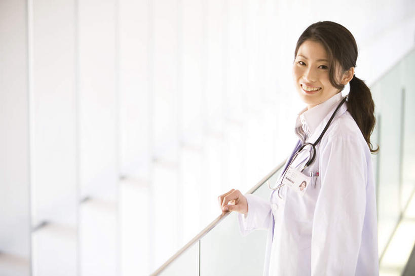 东方人,一个人,医生,医院,栏杆,站,笑,微笑,横图,室内,白天,正面,工作服,制服,亚洲,仅一个年轻女性,仅一个女性,仅一个人,围栏,走道,走廊,过道,注视,黄种人,护栏,听诊器,观察,看,站着,医护人员,医疗人员,观看,察看,医疗设备,白大褂,关注,医疗器械,医疗工具,医疗机构,工作制服,检测工具,年轻女性,女人,女性,亚洲人,大夫,站立,半身,彩图,工作套服,病院,诊所