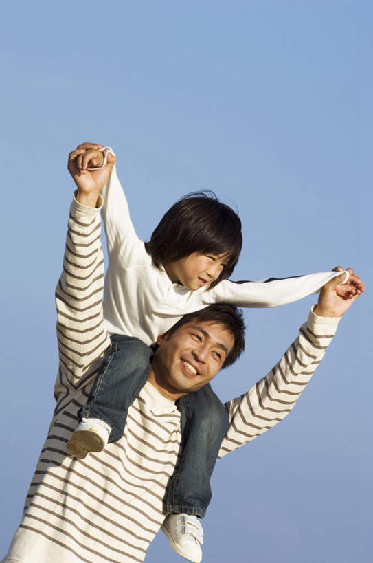 东方人,儿童,两个人,家庭,父亲,女儿,站,举,竖图,室外,白天,仰视,纯洁,亚洲,阴影,服装,光线,影子,注视,休闲装,黄种人,小孩,骑,衣服,蓝色,蓝天,天空,阳光,天,观察,看,扛,托,站着,休闲,温暖,温馨,父女,一家人,休闲服,父爱,可爱,童年,童趣,服饰,观看,和睦,察看,关注,童真,烂漫,无邪,扛在肩上,骑在肩上,天真,男人,男性,年轻男性,女孩,亚洲人,孩子,年轻人,举起,举手,举着,向上举,向上伸,向上托,站立,半身,彩图,低角度拍摄,融洽,女生