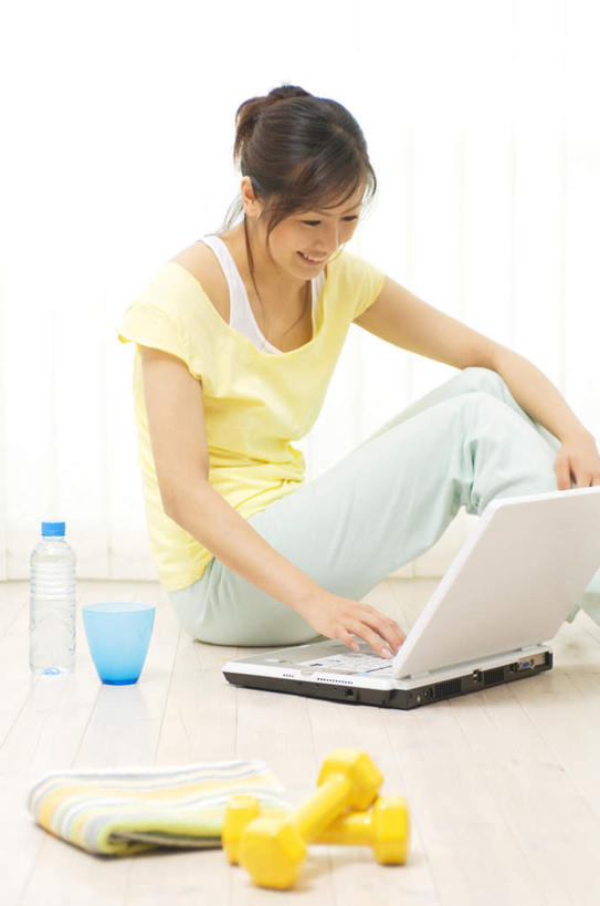 东方人,一个人,坐,笑,打电话,微笑,露齿笑,竖图,室内,白天,正面,锻炼,运动,杯子,电话,哑铃,手机,亚洲,仅一个年轻女性,仅一个女性,仅一个人,条纹,服装,纺织物,拿,拿着,注视,休闲装,黄种人,通讯设备,运动器械,衣服,黄色,蓝色,瓶子,水杯,塑料制品,毛巾,观察,看,清洁,四个,休闲,休闲服,健身器械,塑料瓶,服饰,观看,保暖,察看,关注,健身器材,透气,防水,储水,耐磨,吸水,交流,体育,年轻女性,女人,女性,亚洲人,茶杯,沟通,通话,坐着,半身,彩图,健身,运动器材