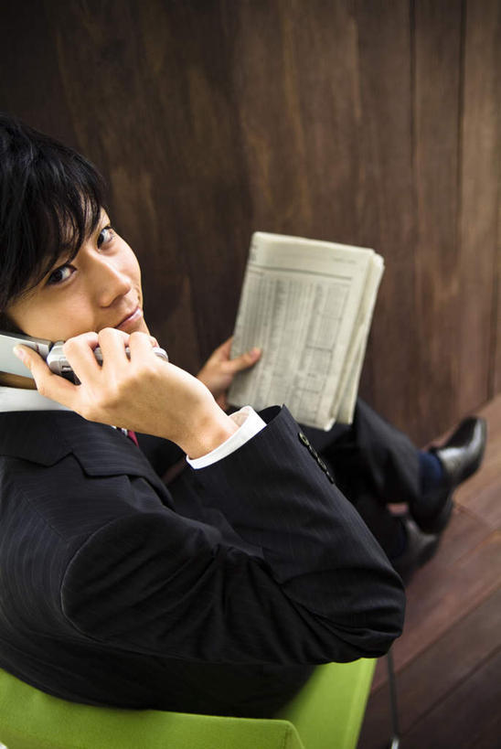 一个人,商务人士,商务男性,办公室,坐,笑,打电话,微笑,竖图,俯视,室内,白天,衬衫,地板,报纸,电话,仅一个男性,仅一个人,套装,信息,领带,地面,拿,拿着,注视,通讯设备,木地板,仅一个年轻男性,话筒,观察,看,电话线,观看,新闻,察看,关注,商务装,工薪阶层,交流,年轻男性,年轻人,白领,上班族,电话机,沟通,抬头,通话,仰头,坐着,半身,彩图,高角度拍摄,衬衣,报刊