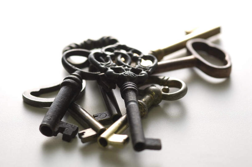 无人,横图,俯视,室内,特写,白天,复古,安全,桌子,静物,金属制品,一堆,许多,堆叠,堆积,花纹,散落,金属,办公桌,防护,钥匙,古典,摄影,影棚,堆,保护,开启,封闭,保险,私密,保全,周全,安稳,安定,防盗,平安,彩图,高角度拍摄,影棚拍摄,拍摄