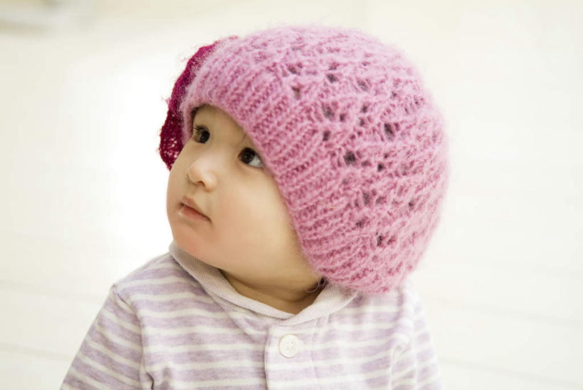 东方人,儿童,脸,头,脸颊,一个人,坐,横图,室内,特写,白天,白色背景,正面,纯洁,帽子,亚洲,仅一个女性,仅一个人,服装,注视,休闲装,黄种人,肩膀,小孩,衣服,粉色,紫色,观察,看,仅一个小孩,休闲,休闲服,可爱,童年,童趣,摄影,服饰,影棚,观看,察看,关注,童真,烂漫,无邪,编织帽,天真,女孩,女人,女性,亚洲人,孩子,头部,脸部,脸蛋,面部,抬头,仰头,坐着,半身,彩图,影棚拍摄,拍摄,女生