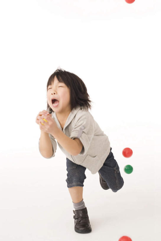 东方人,儿童,一个人,站,投,竖图,俯视,室内,白天,白色背景,游戏,纯洁,亚洲,仅一个男性,仅一个人,弯腰,服装,玩,注视,休闲装,黄种人,娱乐,球,小孩,衣服,红色,绿色,观察,看,站着,仅一个小孩,休闲,球体,休闲服,可爱,童年,童趣,摄影,服饰,影棚,观看,活动,察看,发泄,关注,消遣,智力,童真,烂漫,无邪,宣泄,弯身,天真,男孩,男人,男性,亚洲人,孩子,抛,扔,撒,玩耍,嬉戏,站立,掷,彩图,高角度拍摄,全身,影棚拍摄,拍摄,男生