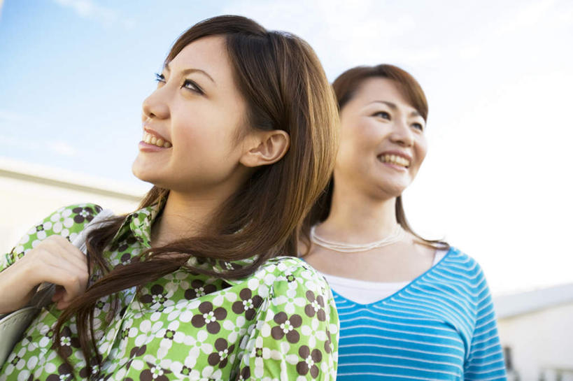 东方人,脸,头,脸颊,两个人,伙伴,朋友,站,笑,微笑,露齿笑,横图,室外,特写,白天,仰视,友谊,亚洲,阴影,条纹,服装,光线,包,皮包,影子,云,云朵,拿,云彩,拿着,注视,休闲装,黄种人,肩膀,衣服,蓝色,绿色,黑色,白云,蓝天,天空,阳光,天,观察,看,站着,休闲,休闲服,服饰,晴朗,观看,单肩包,察看,关注,友情,年轻女性,女人,女性,亚洲人,头部,长发,脸部,脸蛋,面部,晴空,站立,半身,彩图,低角度拍摄