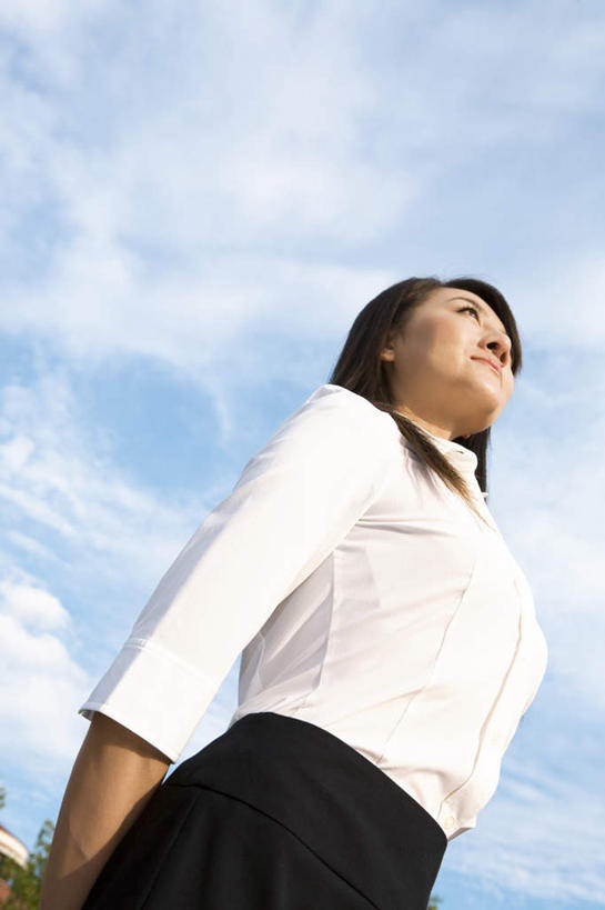 东方人,一个人,商务人士,商务女性,站,竖图,室外,白天,仰视,亚洲,仅一个年轻女性,仅一个女性,仅一个人,套装,云,云朵,云彩,注视,黄种人,蓝色,白云,蓝天,天空,天,观察,看,站着,晴朗,观看,察看,关注,商务装,工薪阶层,年轻女性,女人,女性,亚洲人,白领,上班族,晴空,抬头,仰头,站立,半身,彩图,低角度拍摄