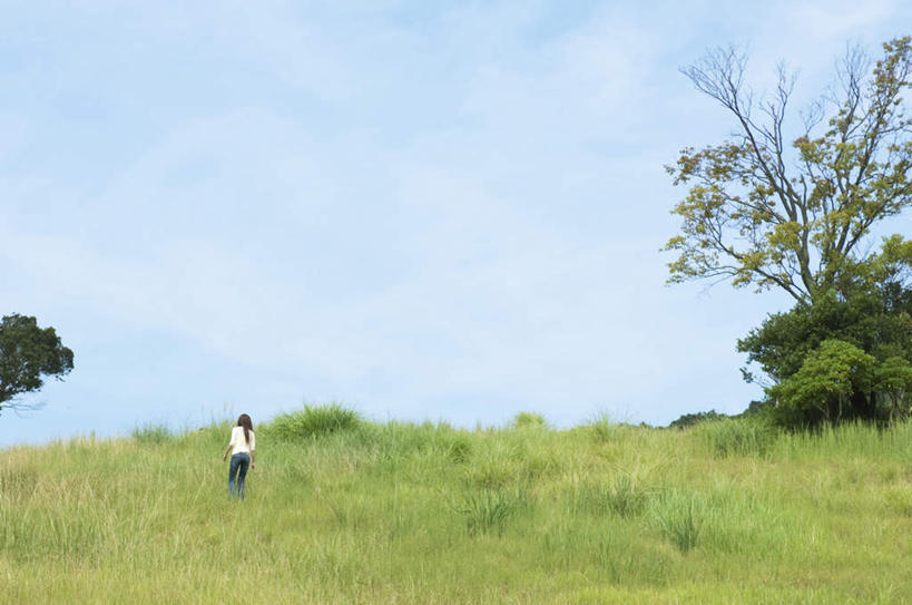 东方人,一个人,站,走,横图,室外,白天,草地,草坪,植物,亚洲,仅一个年轻女性,仅一个女性,仅一个人,服装,云,云朵,云彩,休闲装,黄种人,草,背面,衣服,蓝色,绿色,白色,黑色,白云,蓝天,天空,天,站着,休闲,休闲服,服饰,晴朗,年轻女性,女人,女性,亚洲人,长发,晴空,步行,散步,站立,走路,彩图,全身