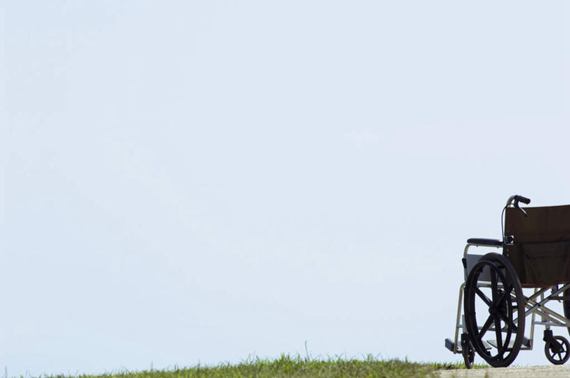 无人,横图,室外,白天,正面,草地,草坪,植物,工具,云,云朵,云彩,草,蓝色,绿色,黑色,白云,蓝天,天空,轮椅,天,复健,康复,器械,一台,医疗设备,医疗器械,医疗工具,辅助设备,彩图