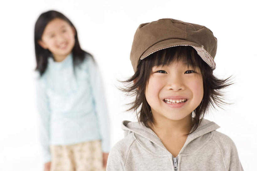 东方人,儿童,两个人,家庭,站,笑,微笑,露齿笑,横图,室内,白天,白色背景,正面,纯洁,帽子,亚洲,服装,朦胧,模糊,注视,休闲装,黄种人,运动帽,小孩,衣服,观察,看,站着,休闲,温暖,温馨,一家人,休闲服,鸭舌帽,可爱,童年,童趣,摄影,服饰,影棚,观看,和睦,察看,关注,童真,烂漫,无邪,天真,男孩,男人,男性,女孩,女人,女性,亚洲人,孩子,站立,半身,彩图,影棚拍摄,拍摄,融洽,男生,女生
