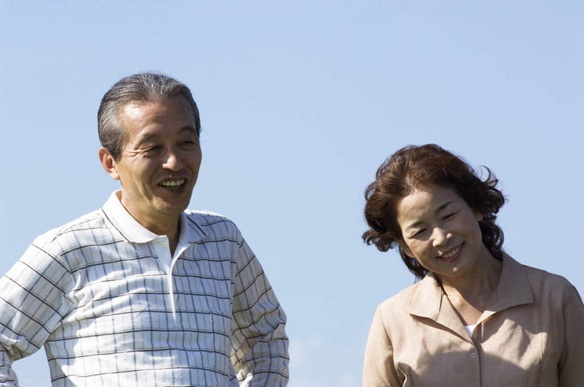 东方人,两个人,夫妻,站,横图,室外,白天,仰视,爱情,亚洲,阴影,服装,光线,格子,影子,浪漫,注视,休闲装,黄种人,衣服,蓝色,蓝天,天空,阳光,天,观察,看,站着,休闲,休闲服,恩爱,恋人,服饰,观看,察看,关注,老年男性,老年女性,男人,男性,女人,女性,亚洲人,夫妇,情侣,站立,半身,彩图,低角度拍摄,伴侣