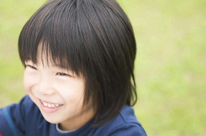 东方人,儿童,脸,头,脸颊,一个人,坐,笑,微笑,露齿笑,横图,俯视,室外,特写,白天,纯洁,亚洲,仅一个女性,仅一个人,服装,朦胧,模糊,注视,休闲装,黄种人,肩膀,小孩,衣服,蓝色,观察,看,仅一个小孩,休闲,休闲服,可爱,童年,童趣,服饰,观看,察看,关注,童真,烂漫,无邪,天真,女孩,女人,女性,亚洲人,孩子,头部,脸部,脸蛋,面部,坐着,半身,彩图,高角度拍摄,女生