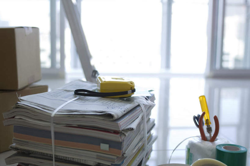 无人,横图,俯视,室内,特写,白天,窗户,落地窗,静物,报纸,信息,包装,瓷砖,地砖,纸箱,地面,玻璃窗,容器,箱子,摄影,影棚,捆绑,新闻,纸板箱,包装箱,彩图,高角度拍摄,影棚拍摄,拍摄,报刊