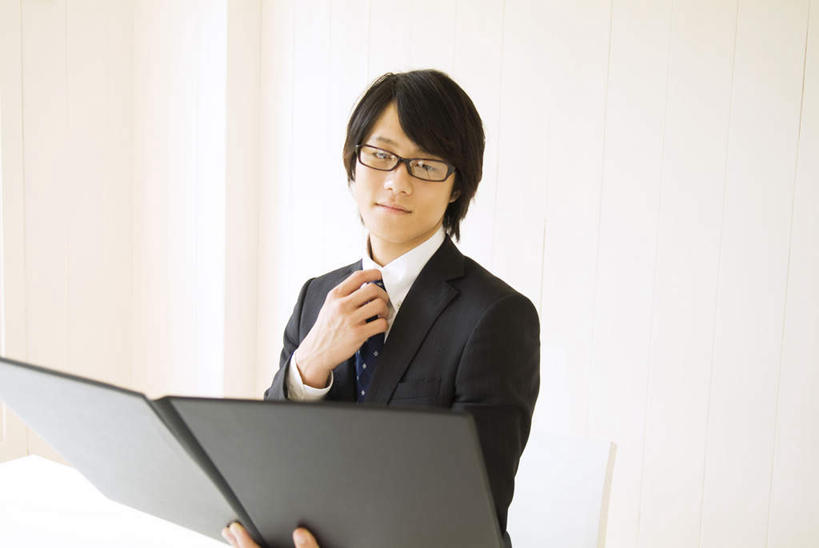 一个人,商务人士,商务男性,站,捧,横图,室内,白天,白色背景,正面,衬衫,仅一个男性,仅一个人,套装,材料,档案,文件,眼镜,墙,领带,注视,墙壁,墙面,仅一个年轻男性,资料,观察,看,站着,摄影,影棚,观看,察看,关注,文档,商务装,近视眼镜,工薪阶层,年轻男性,年轻人,白领,上班族,端,端着,捧着,手捧,站立,半身,彩图,影棚拍摄,衬衣,拍摄