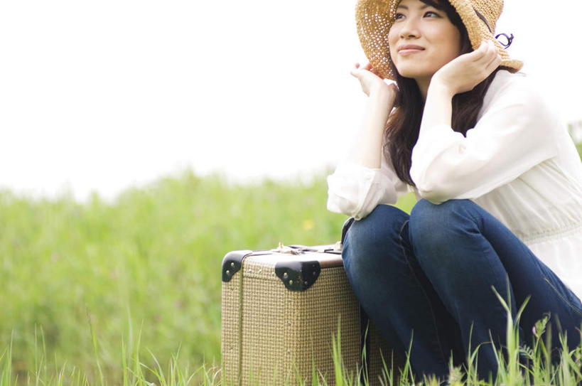 东方人,一个人,蹲,横图,室外,白天,正面,草地,草坪,植物,帽子,亚洲,仅一个年轻女性,仅一个女性,仅一个人,服装,草帽,拉杆箱,旅行箱,注视,休闲装,黄种人,草,衣服,绿色,行李箱,箱子,观察,看,休闲,休闲服,服饰,观看,出差,察看,关注,年轻女性,女人,女性,亚洲人,蹲着,半身,彩图,旅行