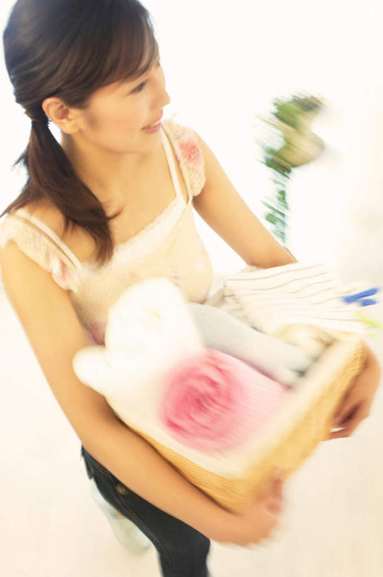 东方人,一个人,站,捧,竖图,俯视,室内,白天,植物,吊带,亚洲,仅一个年轻女性,仅一个女性,仅一个人,服装,朦胧,模糊,盆栽,盆景,注视,吊带衫,休闲装,黄种人,衣服,绿色,自然,观察,看,站着,休闲,休闲服,服饰,生长,成长,观看,察看,关注,年轻女性,女人,女性,亚洲人,端,端着,捧着,手捧,站立,半身,彩图,高角度拍摄