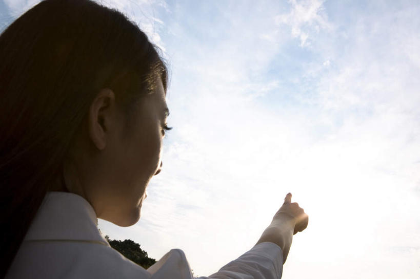 东方人,一个人,站,举,横图,室外,特写,白天,仰视,亚洲,仅一个年轻女性,仅一个女性,仅一个人,指,阴影,服装,光线,影子,云,云朵,云彩,注视,休闲装,黄种人,方向,衣服,蓝色,白云,蓝天,天空,阳光,天,观察,看,手势,托,站着,休闲,休闲服,服饰,晴朗,观看,察看,指向,食指,关注,年轻女性,女人,女性,亚洲人,晴空,举起,举手,举着,向上举,向上伸,向上托,站立,半身,彩图,低角度拍摄