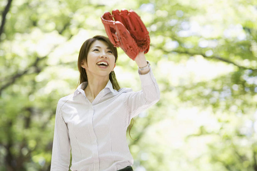 东方人,一个人,运动员,棒球运动员,站,举,笑,微笑,露齿笑,横图,室外,白天,仰视,衬衫,锻炼,运动,棒球,垒球,植物,亚洲,仅一个年轻女性,仅一个女性,仅一个人,阴影,服装,朦胧,模糊,光线,棒球手套,影子,注视,休闲装,黄种人,球,树,树木,衣服,绿色,白色,黑色,阳光,自然,手套,观察,看,托,站着,休闲,休闲服,服饰,生长,成长,观看,察看,关注,棒球球员,体育,年轻女性,女人,女性,亚洲人,长发,体育运动员,运动选手,举起,举手,举着,向上举,向上伸,向上托,站立,半身,彩图,低角度拍摄,衬衣,健身