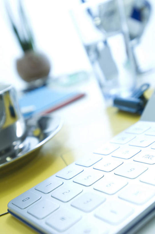 无人,竖图,俯视,室内,特写,白天,计算器,餐桌,桌子,静物,杯子,朦胧,模糊,计算,科学,标志,瓷器,数字,文字,字符,办公用品,咖啡杯,陶瓷制品,一杯,标识,理财,财务,阿拉伯数字,餐台,数学,瓷杯,彩图,高角度拍摄