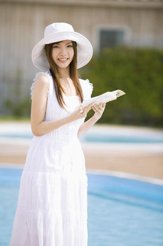 东方人,一个人,体育馆,游泳池,家,站,笑,微笑,露齿笑,竖图,室外,白天,正面,裙子,水,帽子,书籍,亚洲,仅一个年轻女性,仅一个女性,仅一个人,连衣裙,朦胧,模糊,房屋,屋子,水池,水面,拿,拿着,注视,黄种人,泳池,楼房,住宅,白色,黑色,遮阳帽,观察,看,站着,观看,察看,游泳馆,关注,年轻女性,女人,女性,亚洲人,长发,书,图书,站立,半身,彩图,房子