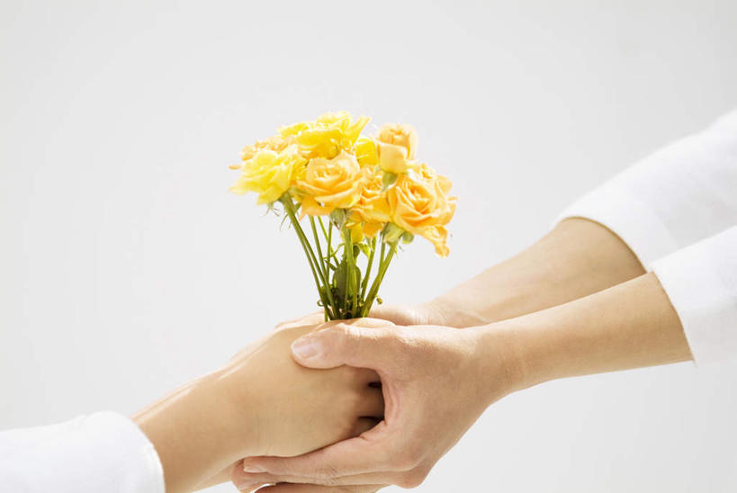东方人,手,两个人,夫妻,站,捧,横图,室内,特写,白天,白色背景,正面,爱情,植物,亚洲,双手,许多,服装,盛开,墙,浪漫,休闲装,黄种人,墙壁,墙面,花,花瓣,花朵,花卉,鲜花,衣服,黄色,花蕊,站着,休闲,手部,休闲服,恩爱,恋人,摄影,服饰,影棚,男人,男性,年轻男性,年轻女性,女人,女性,亚洲人,夫妇,情侣,端,端着,捧着,手捧,站立,半身,彩图,影棚拍摄,拍摄,伴侣