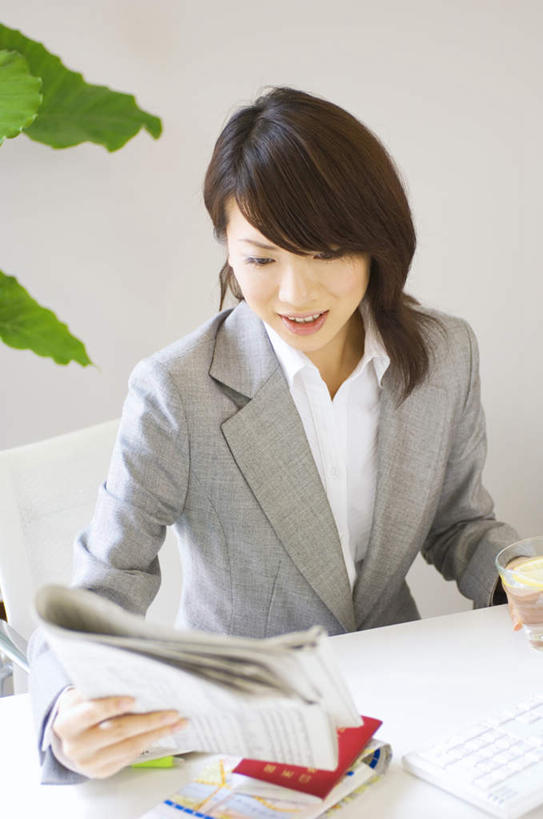 东方人,一个人,商务人士,商务女性,办公室,坐,笑,微笑,露齿笑,竖图,俯视,室内,白天,衬衫,阅读,植物,桌子,报纸,亚洲,仅一个年轻女性,仅一个女性,仅一个人,学习,套装,材料,档案,盆栽,文件,办公桌,盆景,拿,拿着,注视,黄种人,绿色,黑色,自然,资料,观察,看,浏览,生长,成长,观看,察看,关注,文档,商务装,工薪阶层,年轻女性,亚洲人,年轻人,长发,白领,上班族,坐着,半身,彩图,高角度拍摄,衬衣