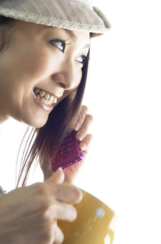 东方人,脸,头,脸颊,手,一个人,坐,竖图,室内,特写,白天,侧面,杯子,帽子,亚洲,双手,仅一个年轻女性,仅一个女性,仅一个人,服装,瓷器,咖啡杯,陶瓷制品,拿,拿着,注视,休闲装,黄种人,衣服,遮阳帽,观察,看,休闲,手部,休闲服,服饰,观看,察看,关注,瓷杯,年轻女性,女人,女性,亚洲人,头部,脸部,脸蛋,面部,坐着,半身,彩图