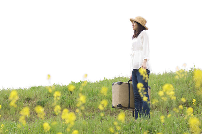 东方人,一个人,站,横图,室外,白天,侧面,花海,花圃,植物,帽子,叶子,亚洲,仅一个年轻女性,仅一个女性,仅一个人,服装,朦胧,模糊,盛开,拉杆箱,旅行箱,拿,花蕾,拿着,注视,休闲装,黄种人,花,花瓣,花朵,花卉,鲜花,衣服,绿色,白色,黑色,行李箱,遮阳帽,箱子,花丛,花束,花田,花苞,花蕊,观察,看,站着,休闲,休闲服,服饰,观看,出差,察看,关注,年轻女性,女人,女性,亚洲人,长发,站立,半身,彩图,旅行