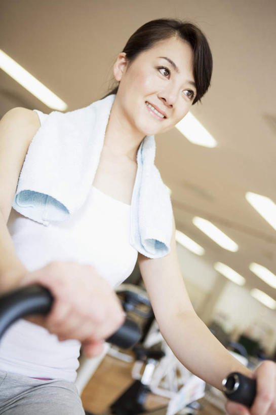 东方人,一个人,健身房,坐,竖图,室内,白天,仰视,运动服,锻炼,运动,自行车,亚洲,仅一个年轻女性,仅一个女性,仅一个人,服装,纺织物,注视,休闲装,黄种人,运动器械,脚踏车,衣服,黑色,毛巾,观察,看,清洁,休闲,休闲服,健身器械,服饰,观看,保暖,察看,关注,健身器材,透气,防水,动感单车,动感自行车,储水,耐磨,吸水,体育,年轻女性,女人,女性,亚洲人,长发,坐着,半身,彩图,低角度拍摄,健身,健身馆,运动器材