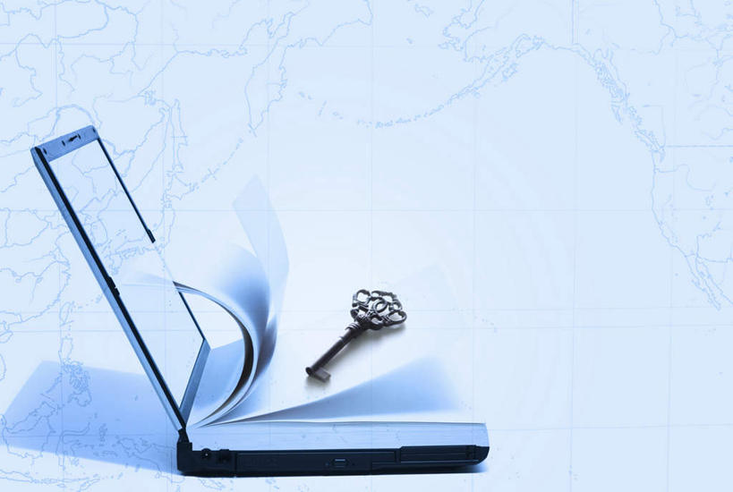 无人,横图,室内,特写,白天,白色背景,正面,复古,安全,桌子,静物,一把,一本,花纹,办公桌,防护,记事本,钥匙,古典,黑色,本子,笔记本,翻开,摄影,影棚,古董,保护,开启,封闭,保险,私密,保全,周全,安稳,安定,防盗,平安,彩图,影棚拍摄,拍摄