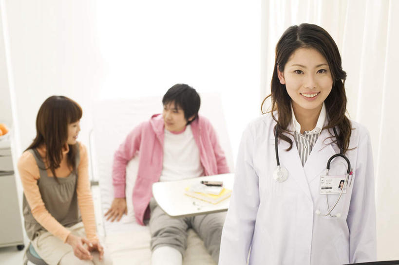 东方人,三个人,医生,病人,站,坐,笑,微笑,露齿笑,横图,室内,白天,正面,工作服,制服,爱情,石膏,亚洲,浪漫,注视,黄种人,黑色,灰色,听诊器,观察,看,站着,医护人员,医疗人员,温暖,温馨,橙色,恩爱,恋人,观看,和睦,察看,医疗设备,白大褂,关注,医疗器械,医疗工具,工作制服,检测工具,男人,男性,年轻男性,年轻女性,女人,女性,亚洲人,长发,情侣,大夫,患者,就医者,创可贴,熟石膏,站立,坐着,半身,彩图,工作套服,伴侣,融洽,护创胶布