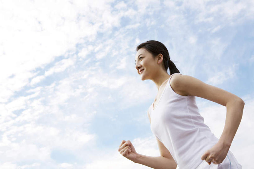 东方人,一个人,站,跑,横图,室外,白天,仰视,锻炼,运动,亚洲,仅一个年轻女性,仅一个女性,仅一个人,握,服装,云,云朵,云彩,注视,休闲装,黄种人,衣服,蓝色,白云,蓝天,天空,天,观察,看,站着,休闲,休闲服,握着,服饰,晴朗,观看,察看,关注,体育,年轻女性,女人,女性,亚洲人,晴空,跑步,站立,半身,彩图,低角度拍摄,健身