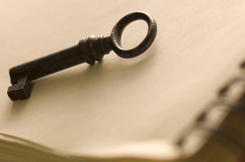 无人,横图,俯视,室内,特写,白天,安全,静物,一把,一本,朦胧,模糊,防护,记事本,钥匙,黑色,本子,笔记本,摄影,影棚,古董,保护,开启,封闭,保险,私密,保全,周全,安稳,安定,防盗,平安,彩图,高角度拍摄,影棚拍摄,拍摄