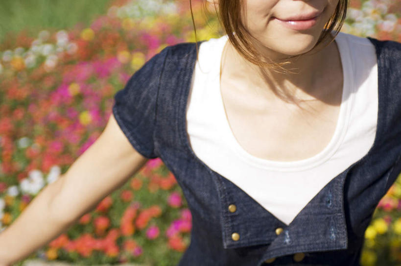 东方人,一个人,站,笑,微笑,露齿笑,横图,室外,特写,白天,正面,花海,花圃,植物,叶子,亚洲,仅一个年轻女性,仅一个女性,仅一个人,许多,阴影,服装,朦胧,模糊,盛开,光线,影子,绿叶,花蕾,休闲装,黄种人,花,花瓣,花朵,花卉,鲜花,衣服,绿色,黑色,阳光,自然,花丛,花田,花苞,花蕊,站着,休闲,短袖,休闲服,嫩叶,服饰,生长,成长,年轻女性,女人,女性,亚洲人,长发,叶,叶片,站立,半身,彩图